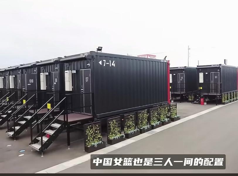 日本的集装箱亚运村
这是给举办国开了一个先例
据称三人间非常狭小，而且床只有1.