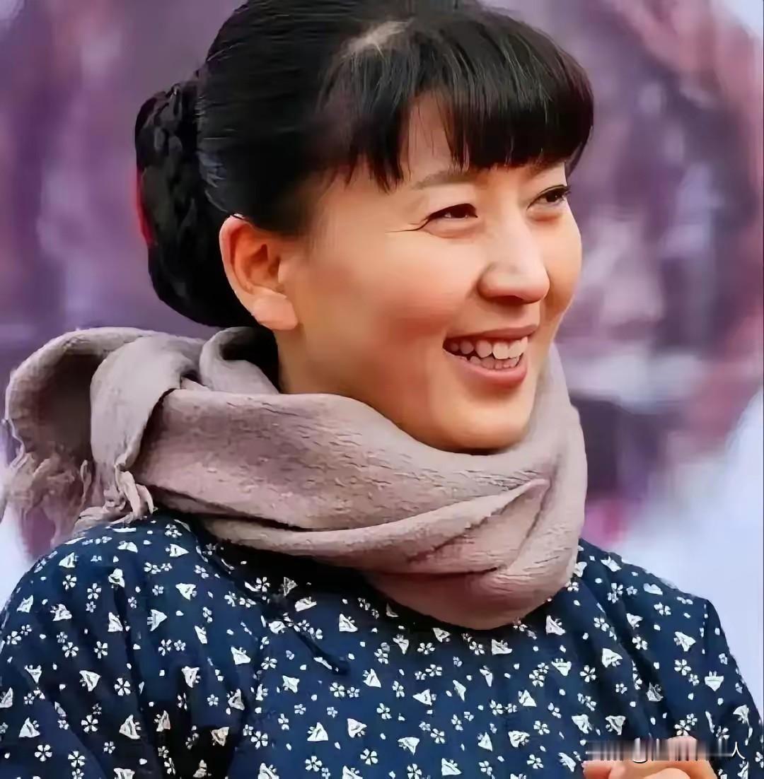 还记得当年《刘老根》里扎着麻花辫、守着土炕，为几块钱生计犯愁的“山杏”吗？如今直