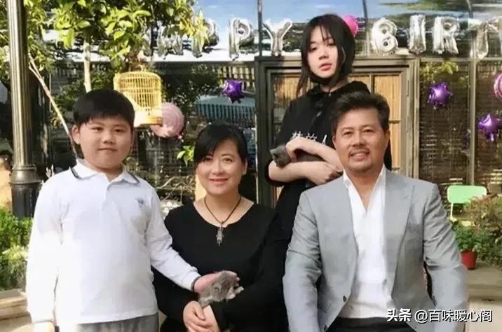 佟瑞欣和夏菁结婚23年恩爱有加，儿女都这么大了，真是幸福的一家#娱乐圈夫妻#