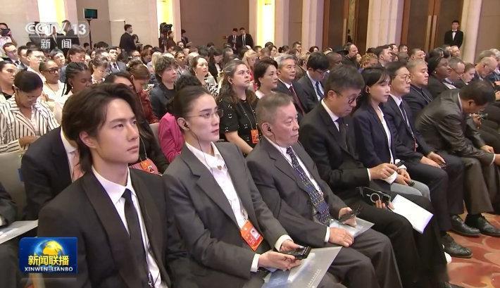 新闻联播镜头里的王一博王一博开会好认真新闻联播报道全球文明对话部长级会议，来看镜