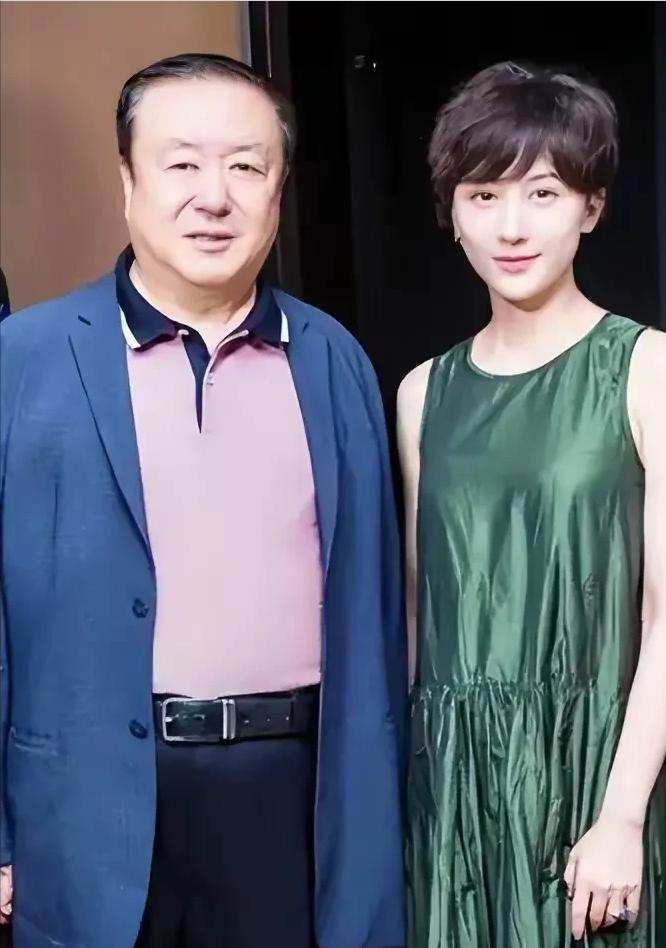 [微风]1994年，42岁的尤小刚为了温柔的乌倩倩，和原配妻子田歌离了婚。16年