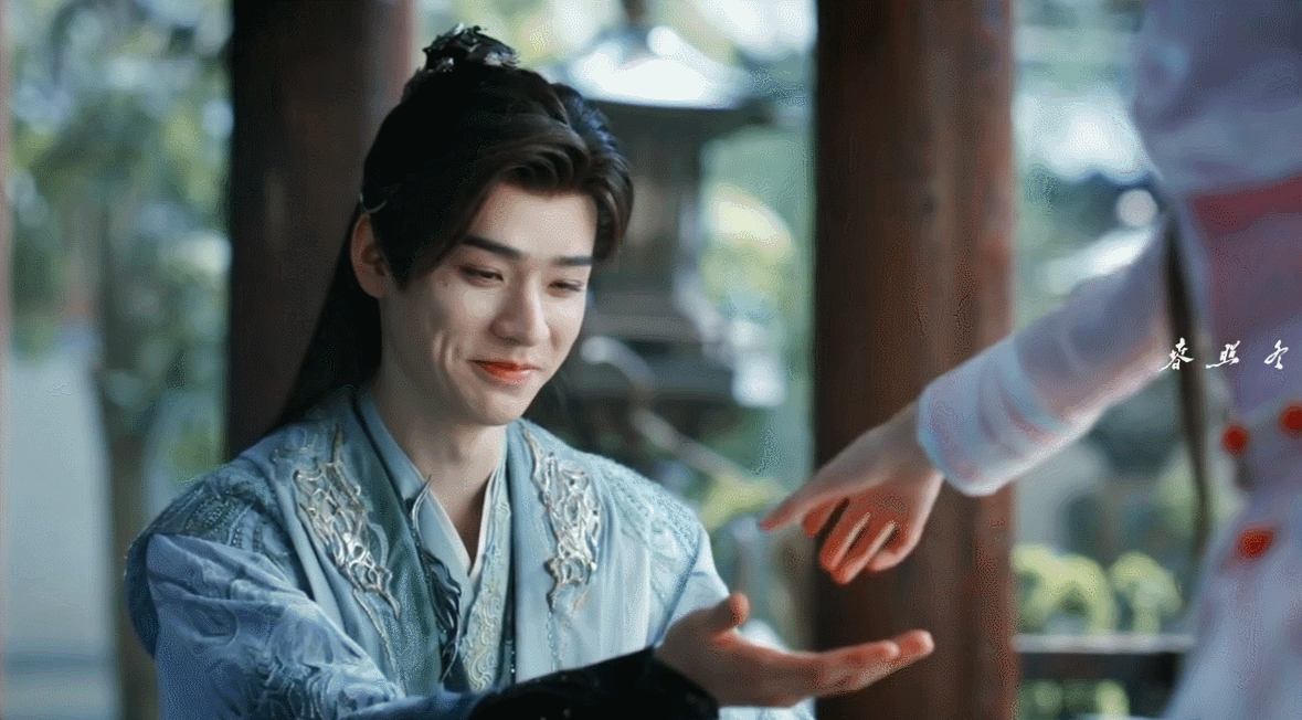 龚俊有种明媚的忧伤苏暮雨那笑看得我又心动又心疼，明明在笑却感觉他下一秒要掉眼泪，