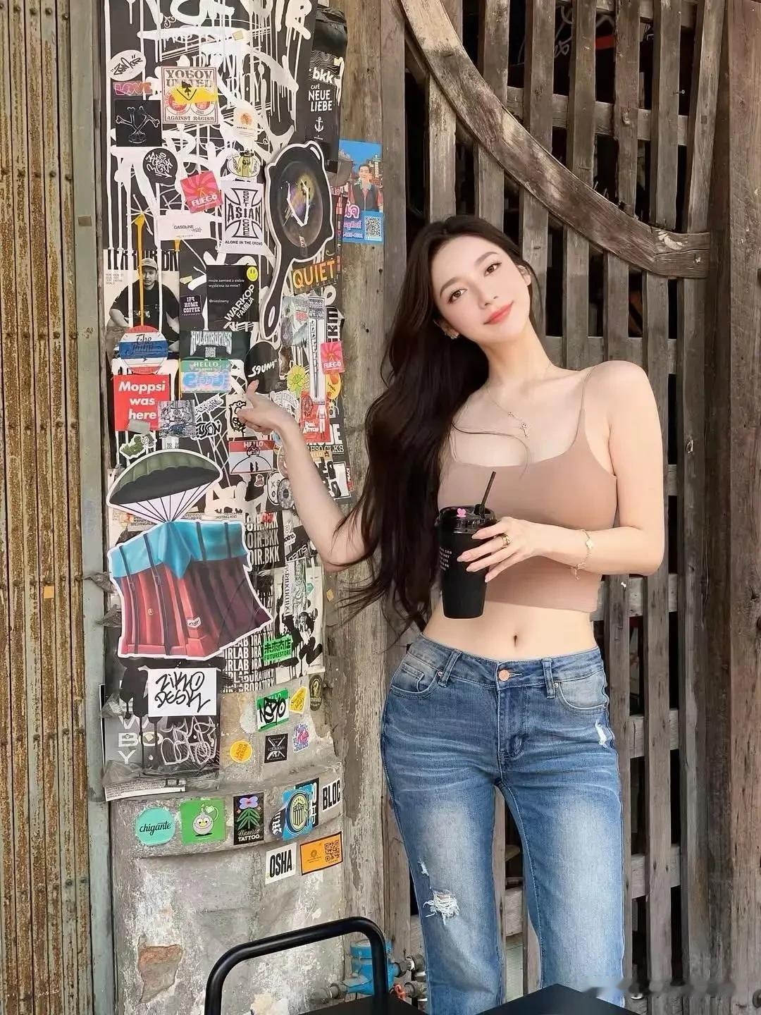 没腿但是有牛仔裤
 
夏日街头的随性穿搭感真的太舒服了，低饱和裸色短款吊带刚好露