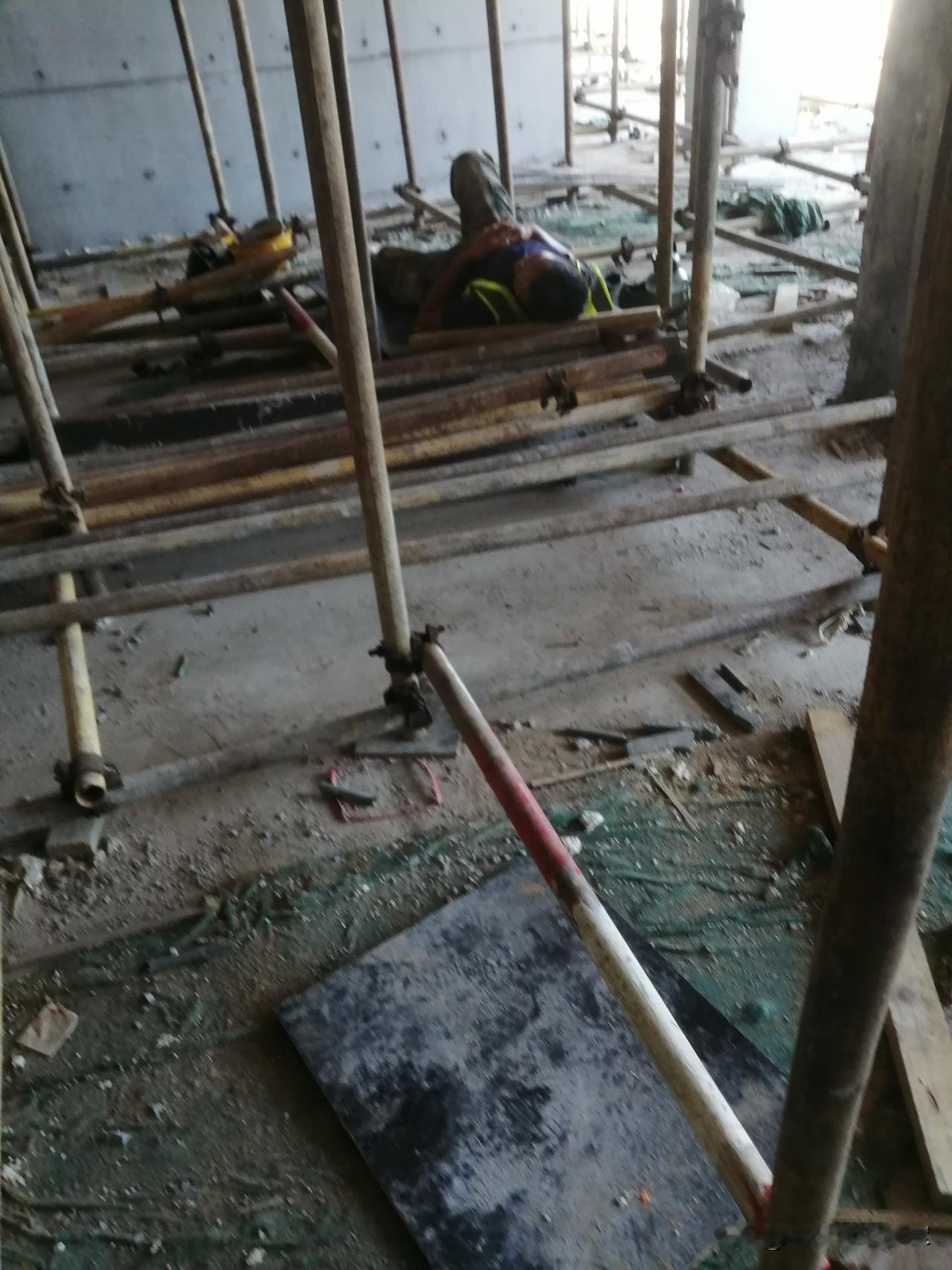 常言说得好：三条腿的蛤蟆难找，两条腿的人有的是。这句话用在当下僧多粥少的劳务市场