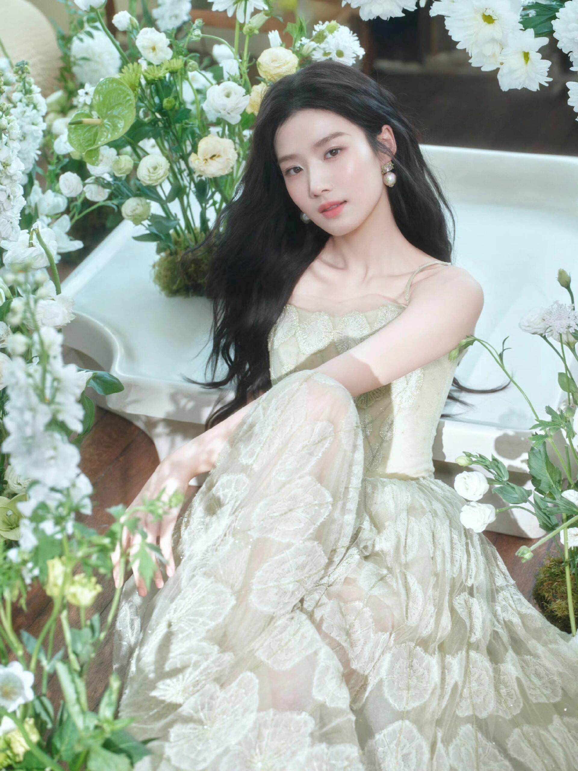 卢昱晓｜绿意繁花里的松弛感美人💚 