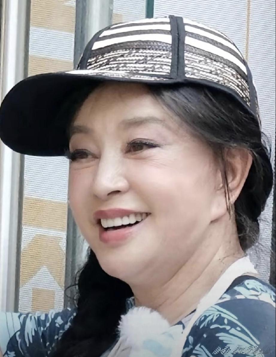 刘晓庆保持健康的秘诀是什么无论在什么样的环境中保持有好的心情，坚持锻炼身体。