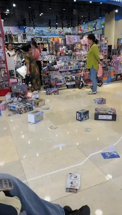 一位网友评论道：“这样的奶奶让人感动，孙子一辈子都会记得她,为自己出头的那一刻。