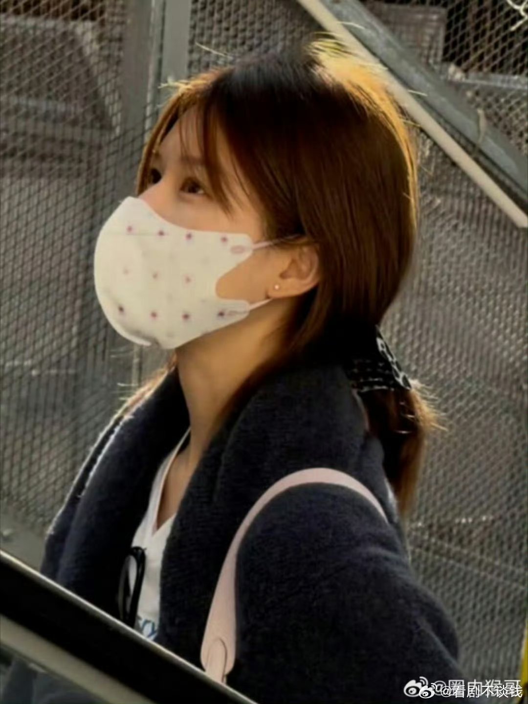 赵露思✈️澳门机场，简单随性的一套想起桑稚时期了～ 