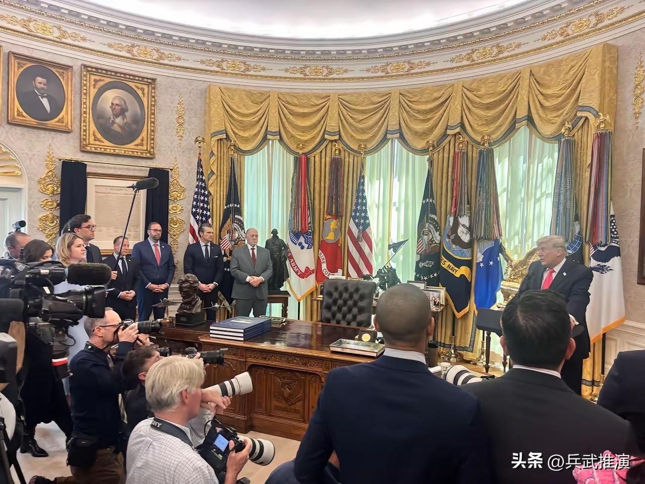 【最新消息：特朗普把两个军头卖了】
特朗普为了赶紧收场，直接把主战的军头推出来背