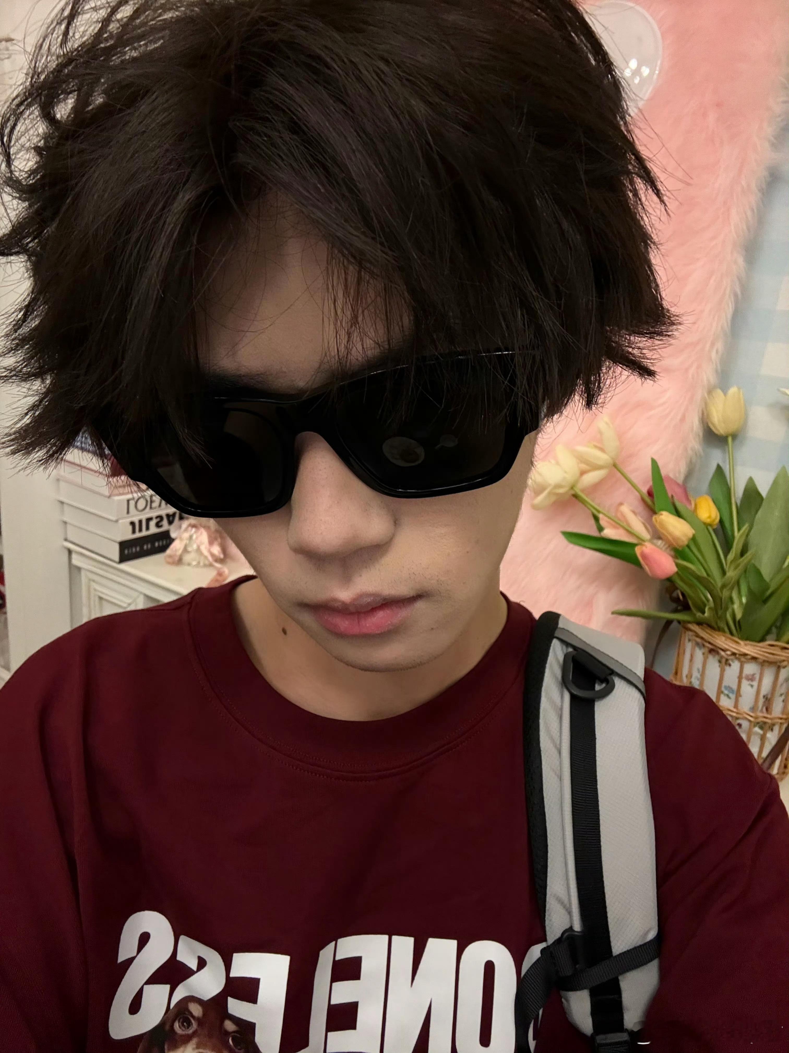 绝意女仆装绝意居家氛围感拉满，独特造型打破固有印象，反差萌直接拿捏住了。 