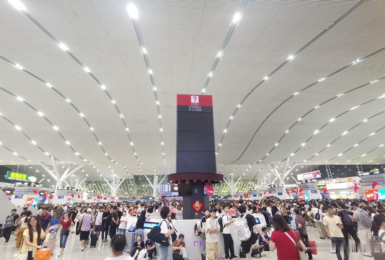 国庆第二天，从深圳北站出发，带娃开启广东四五日游！站内人潮涌动，12306服务台