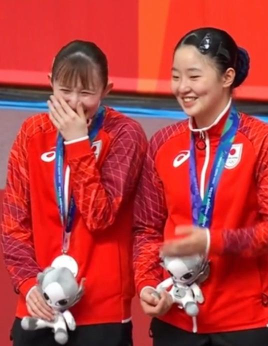 在女双颁奖仪式上。早田希娜一直在捂嘴直乐，和张本美和一直在有说有笑。
俩冠军却一