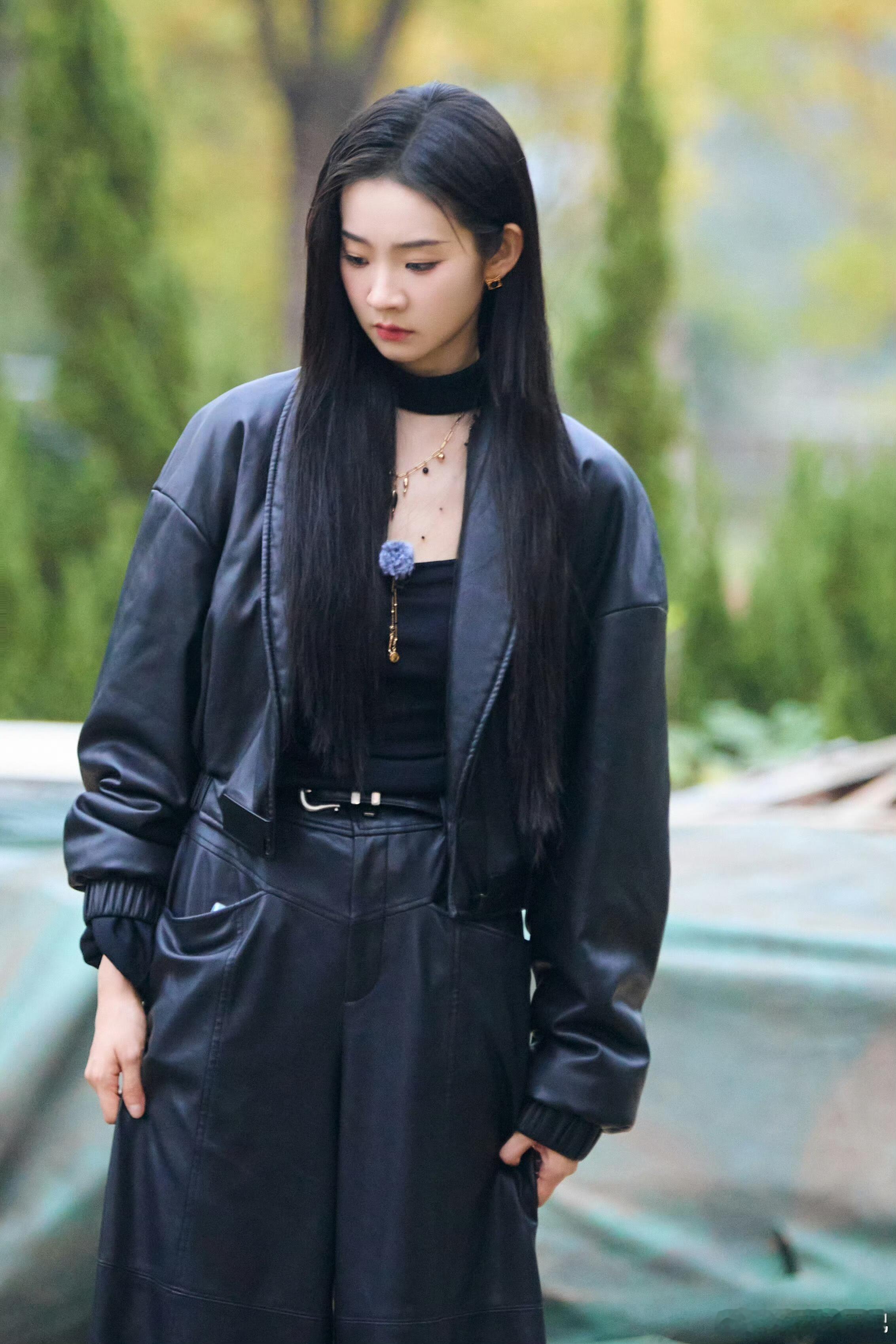 张艺凡人前人后两副面孔这种没包袱的反差萌特别真实鲜活，说明她私下就是个小可爱呀，