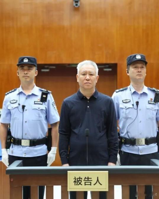 当年恒大暴雷的时候，全国有120万套房子没交出来，牵扯到的业主差不多420万人，