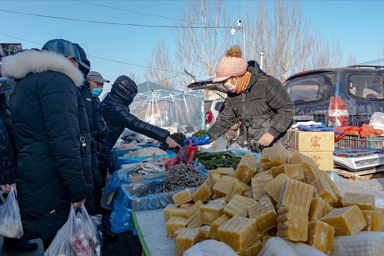 东北爸妈有多能囤年货东北爸妈囤年货的架势，直接把“过冬”的仪式感拉满！成箱的冻梨