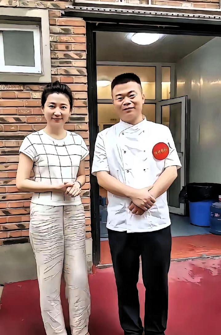如果我不告诉你，左边这位美女是大名鼎鼎的央视主持人。一身简约格子短袖搭配宽松长裤