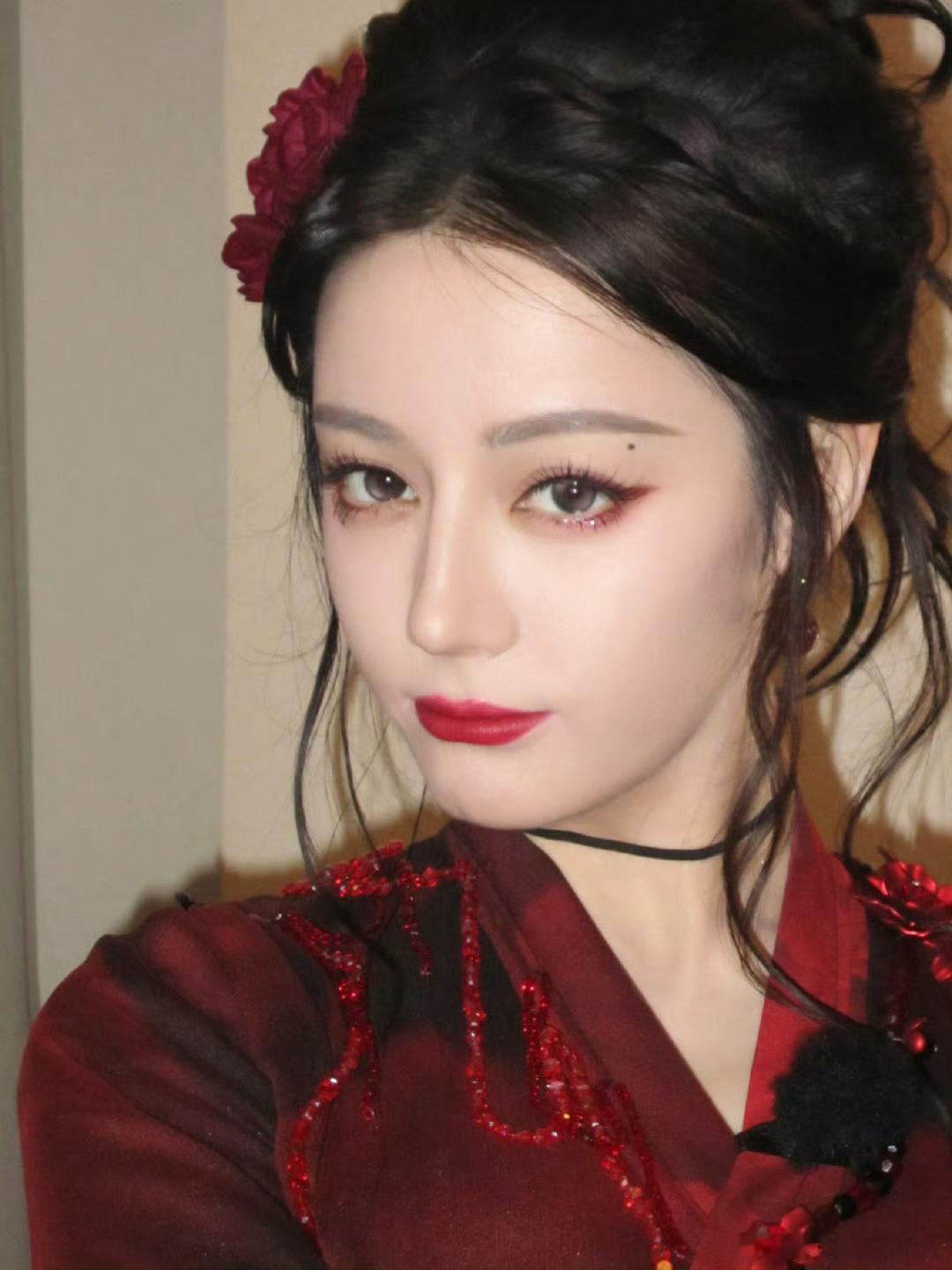 迪丽热巴袋子嘻嘻迪迪丽热巴蹲在袋子里 ​​​
