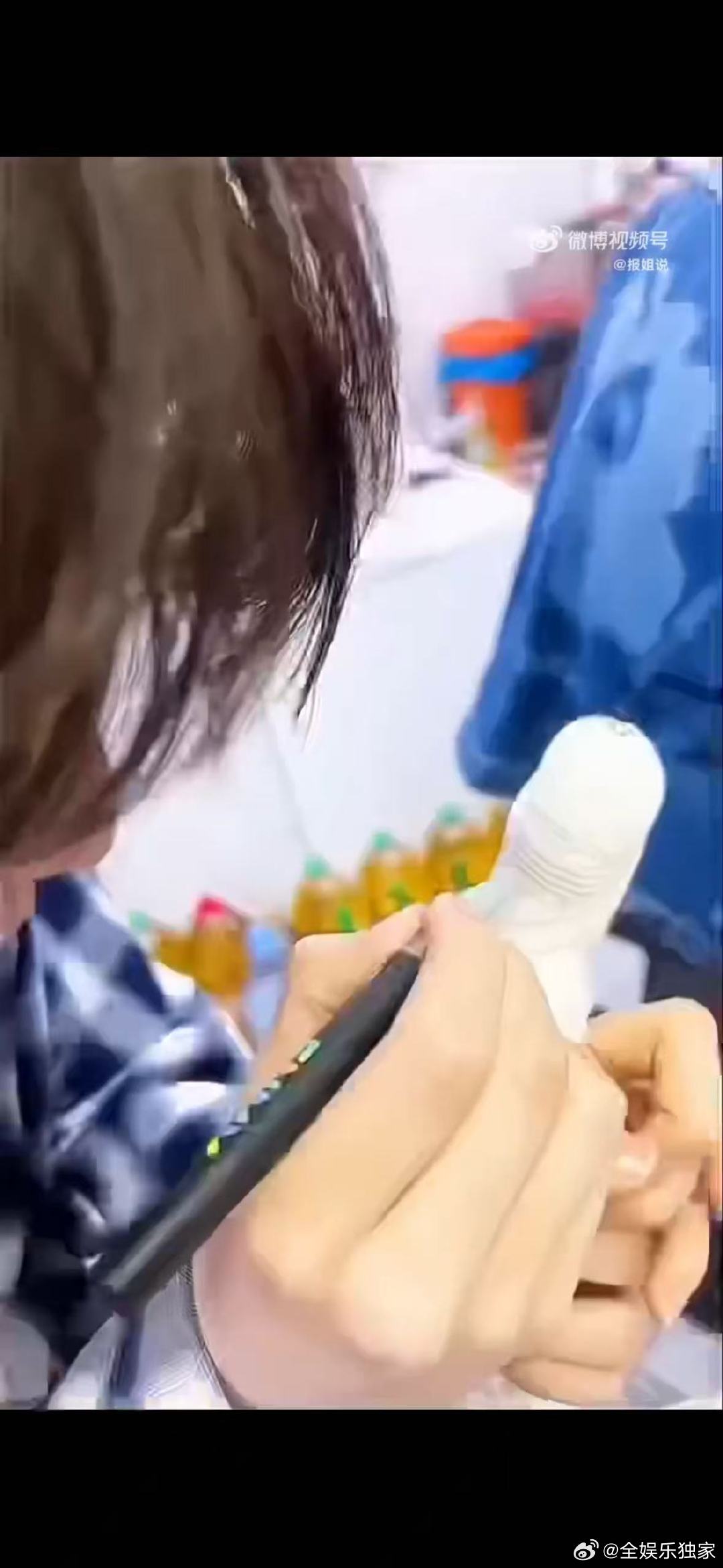 尹浩宇在姜妍手上画西红柿鸡蛋面中餐厅中餐厅名场面 纱布裹着伤，尹浩宇偏要画点甜~