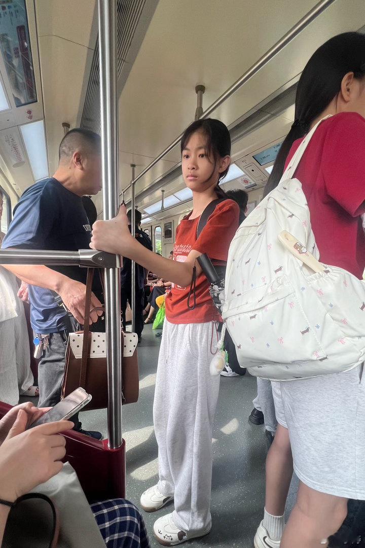 广州地铁里，一个特别干练的大叔和我边上小姑娘说：我有老年卡，你能不能把座位让给我