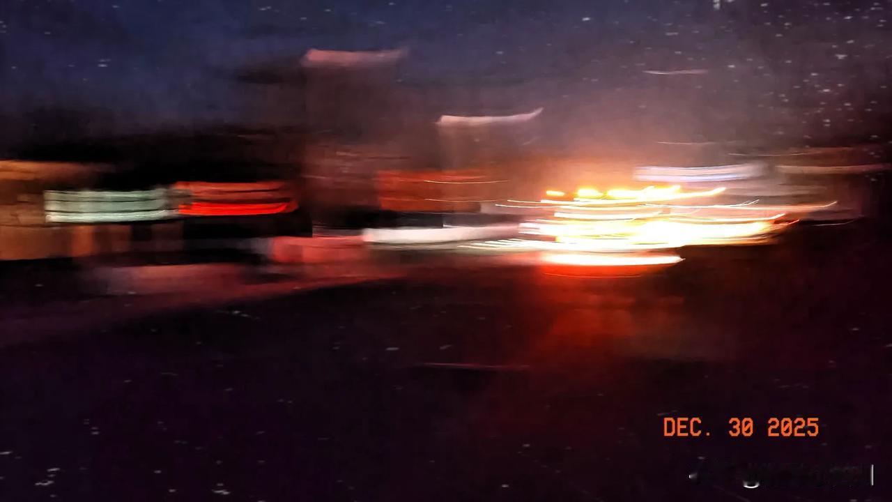 冬天的早晨，时间早上6点3O分，天空还没有亮起来

我穿好衣服起床，又给儿子压了