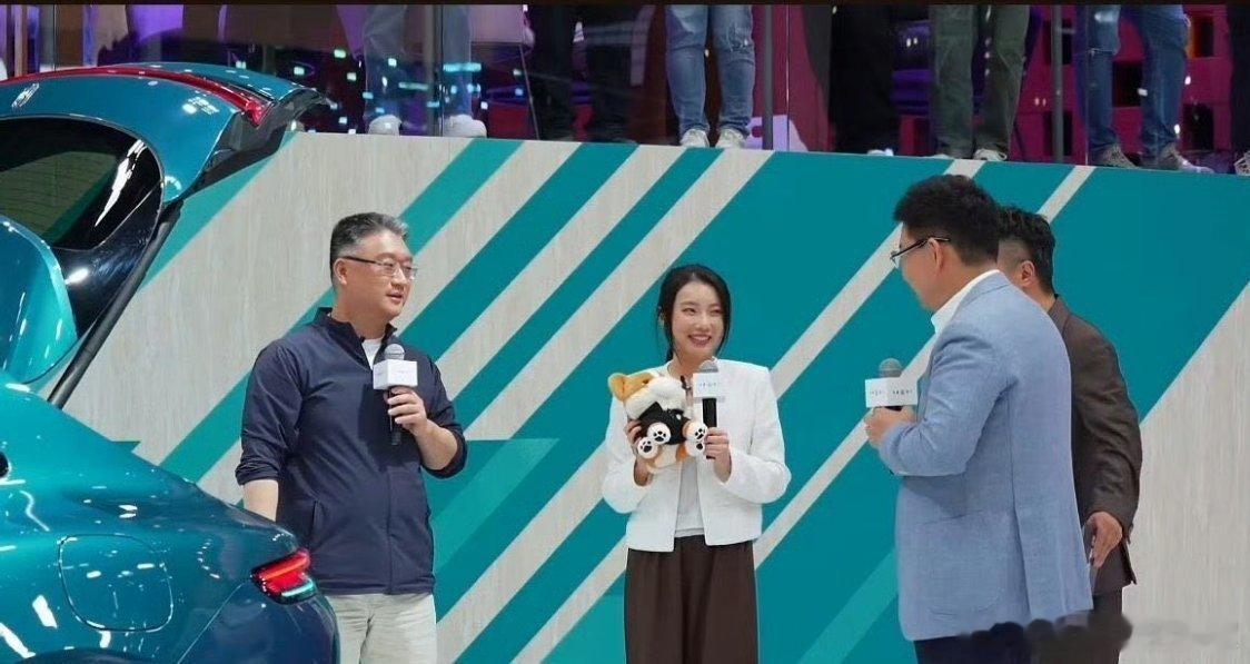 车展采访肖战粉丝 肖战同款尚界Z7这次在北京车展亮相，整车造型简约又有辨识度。人