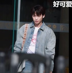梓渝出发青岛路透今日早上梓渝从北京机场出发青岛，穿搭一身牛仔套装，顺毛看上去状态