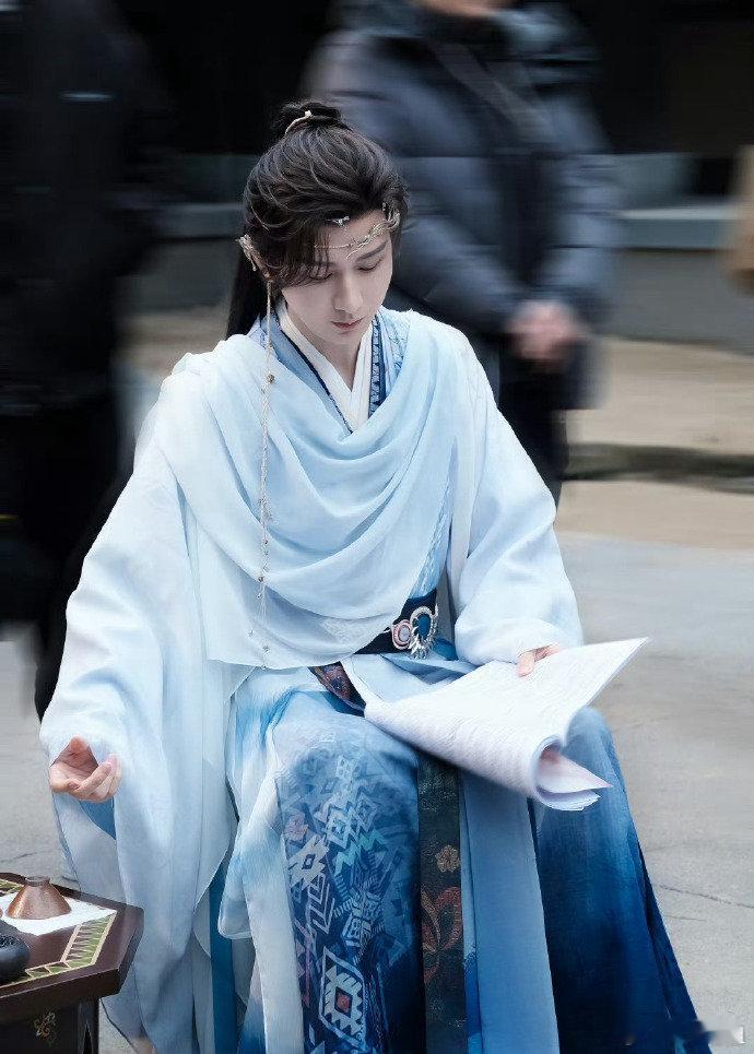 成毅领衔主演《长安二十四计》公布海报，讲述朝堂暗战奇谋。5月15日，电视剧《长安