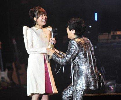 42岁的金莎能让小19岁的男友孙丞潇求婚成功
靠的是自身成熟自信的魅力、智慧的情