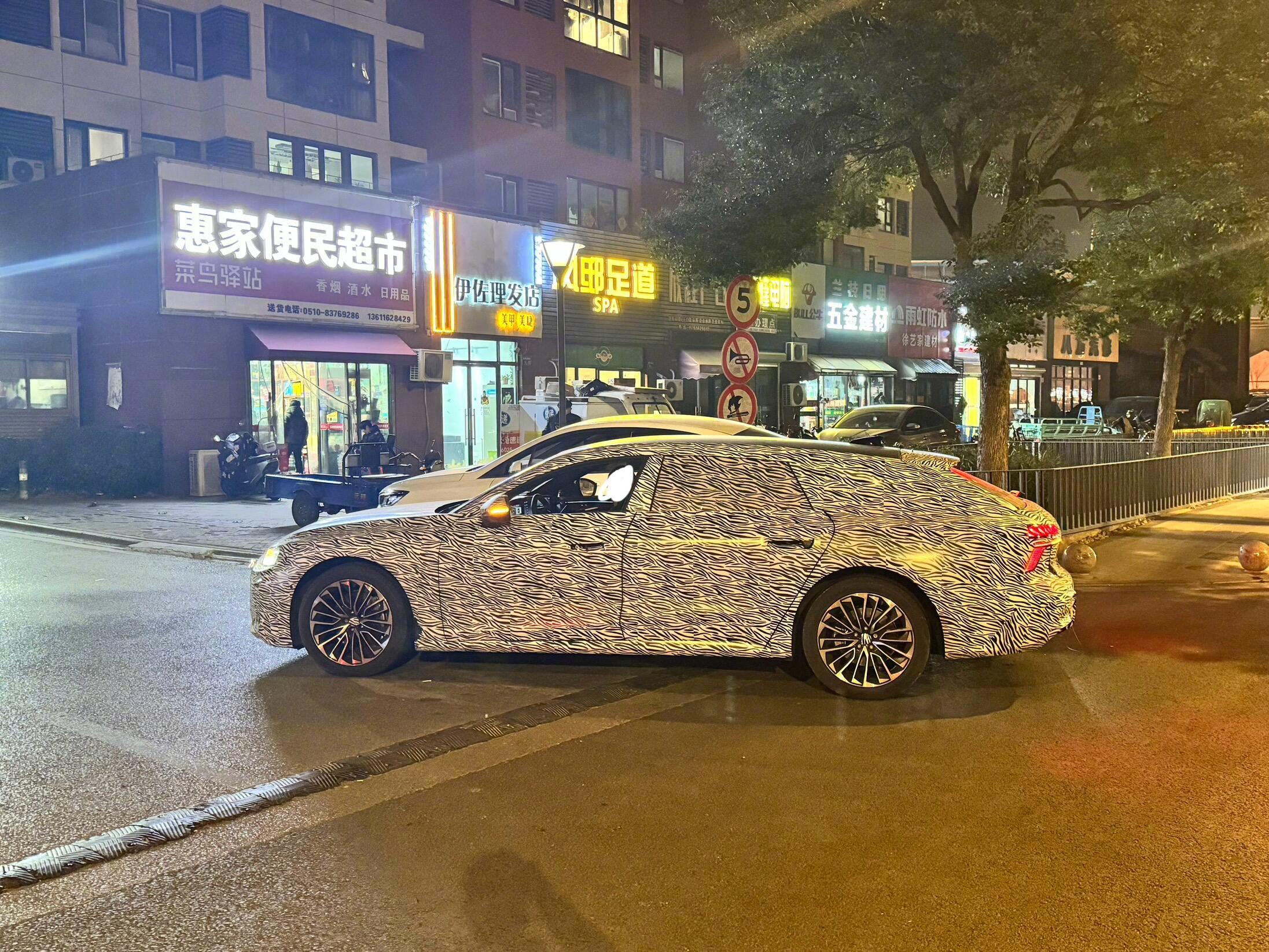 上汽奥迪A7L旅行版无伪装谍照（图一），感觉怎么样？ 