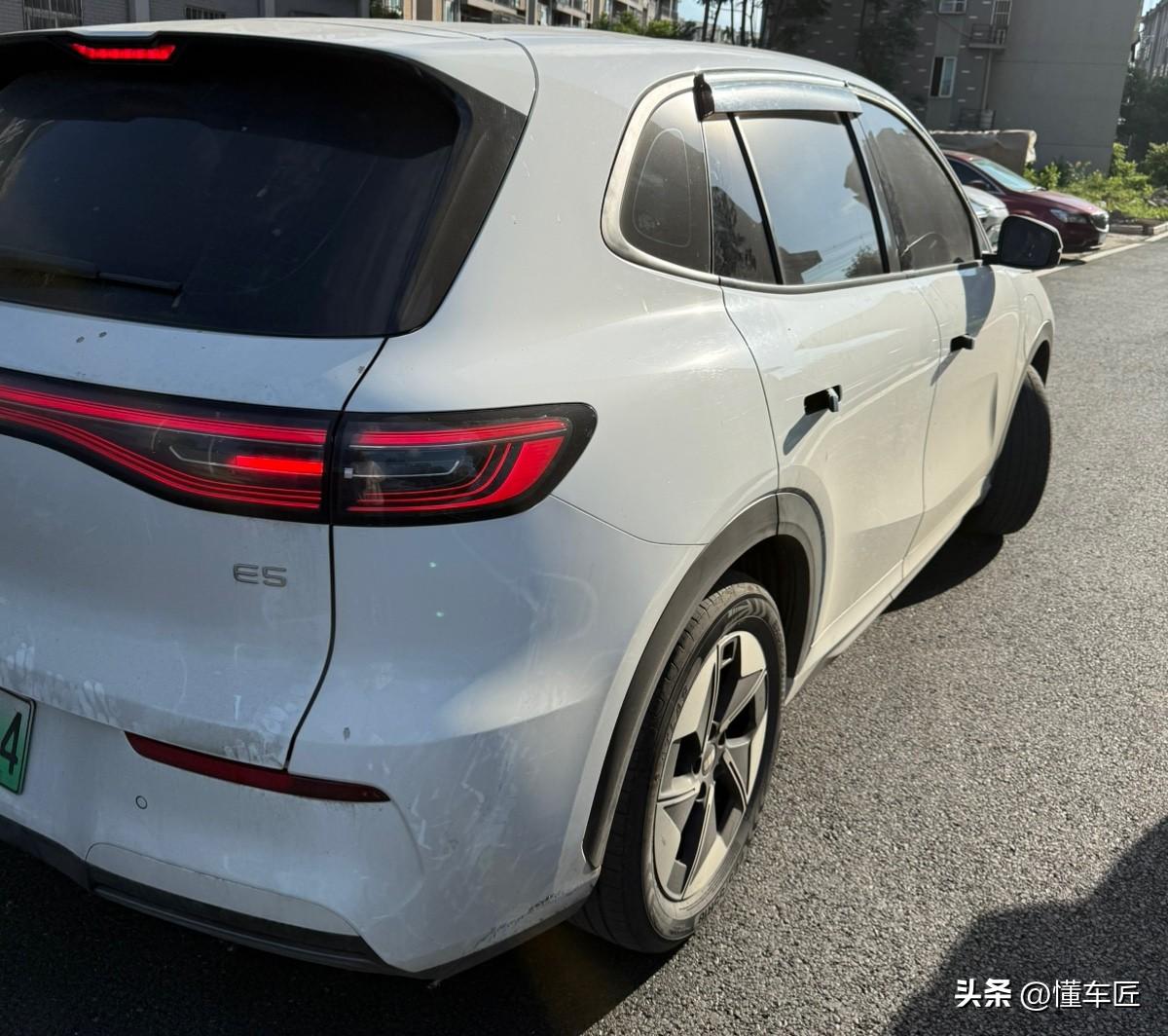 跑了8W公里还剩300里程？师傅很不满意，
师傅说这车新车500多公里，现在一共