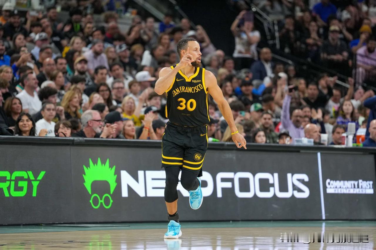 斯蒂芬·库里距离单赛季三分球命中数第三多的位置还有 26 个三分球。

为了实现