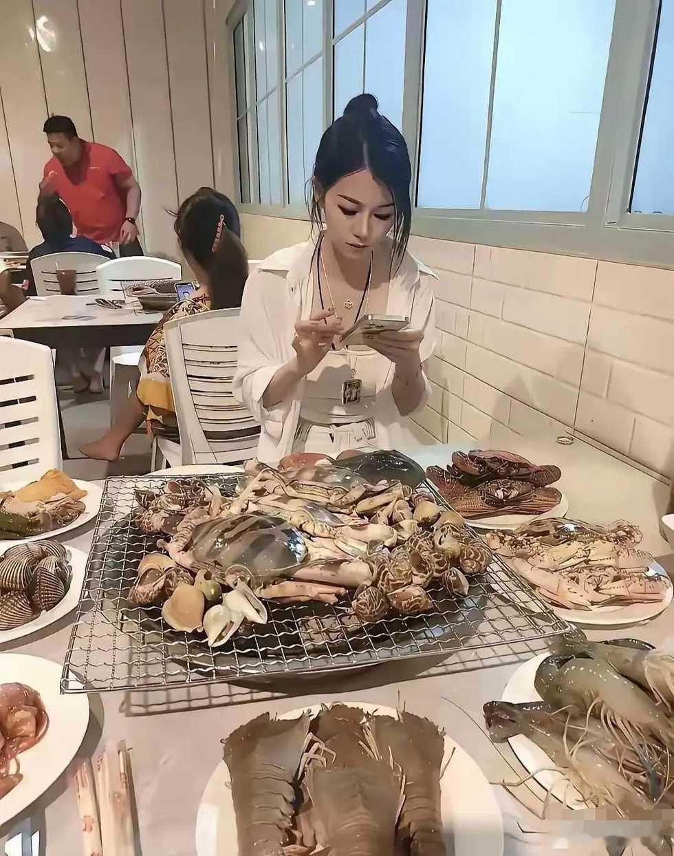 第1次约会，她点这么多菜。你们说怎么办？