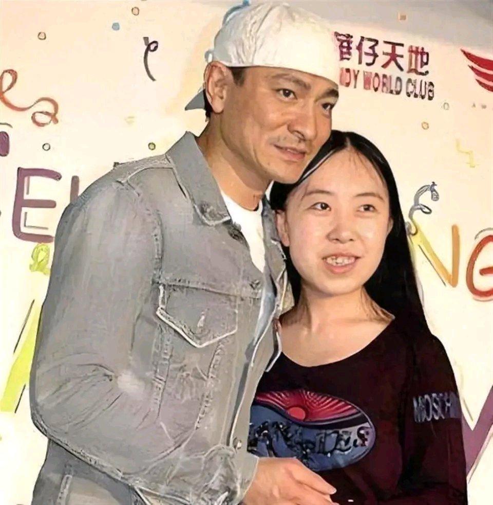 19年前，杨丽娟追星刘德华的疯狂事件闹得沸沸扬扬。16岁退学开始追星的她，让父母