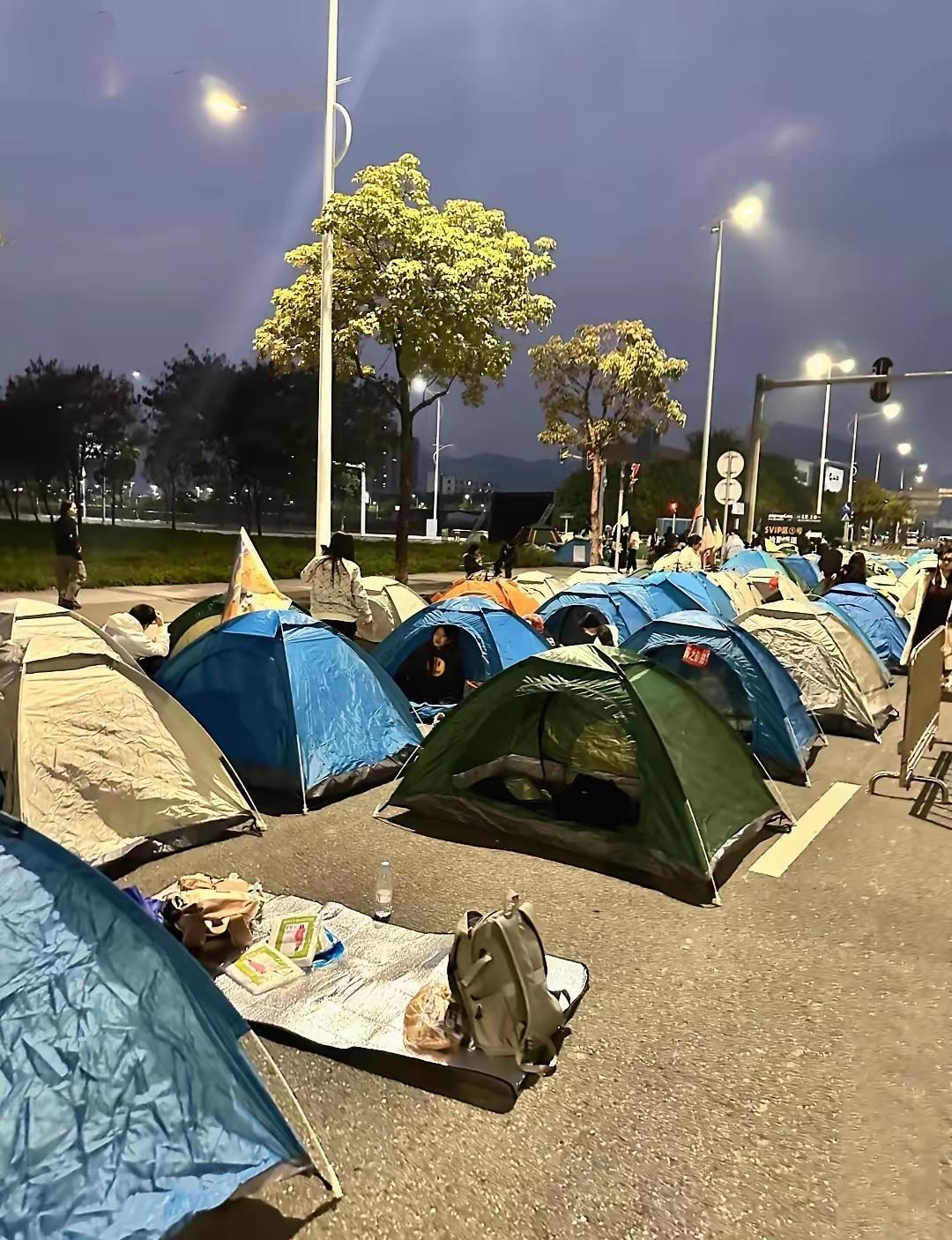 这次十一长假，
捧红了一个新行业！当你去景点人山人海，被酒店坐地起价时，路边13