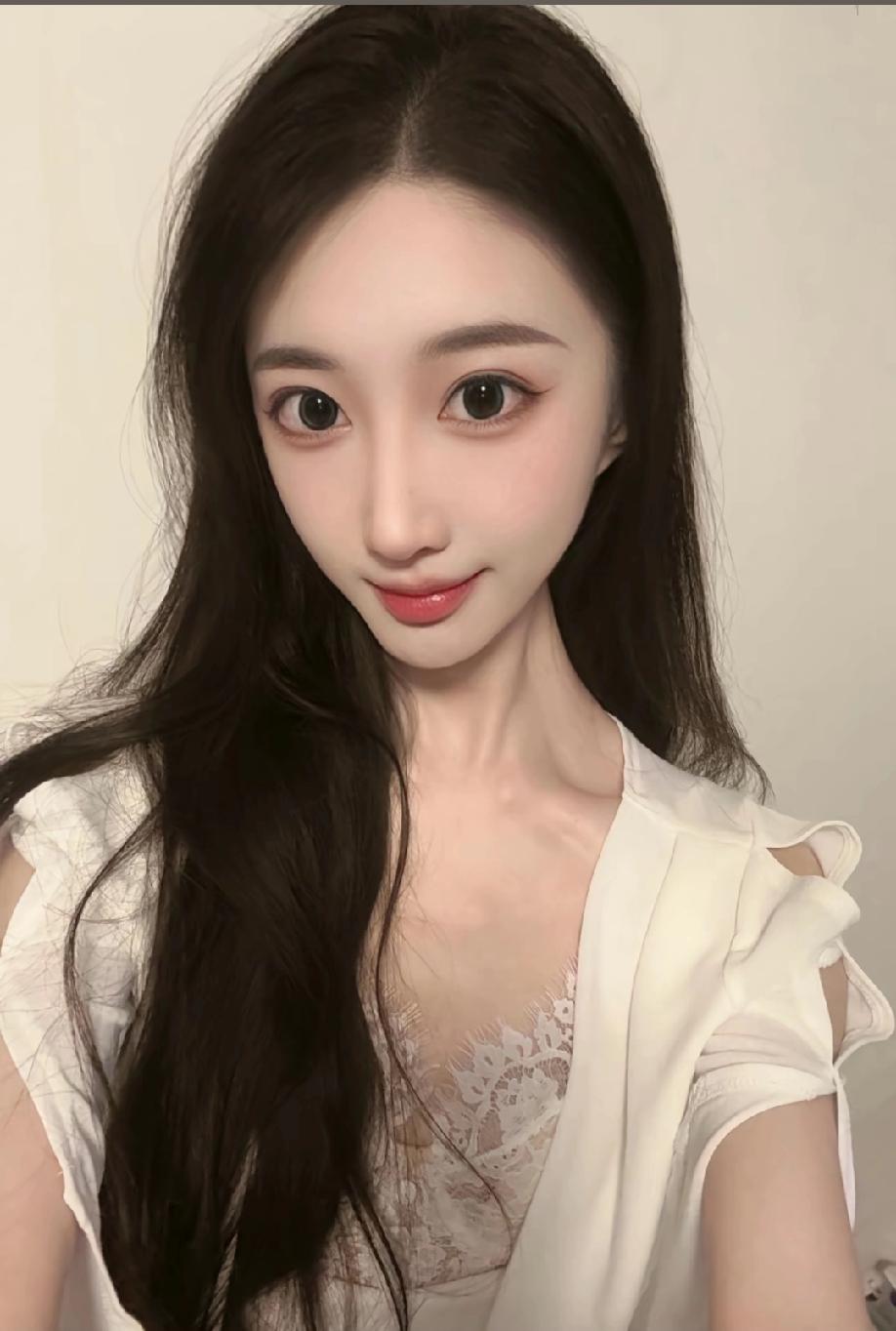 面容娇艳清秀，甜美不失优雅，永远是异性相吸的美