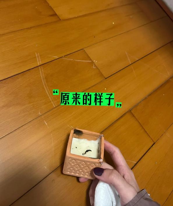 地板被划了道印子，看着确实心疼。不过先别急着花钱找师傅，根据地板材质和划痕深浅，