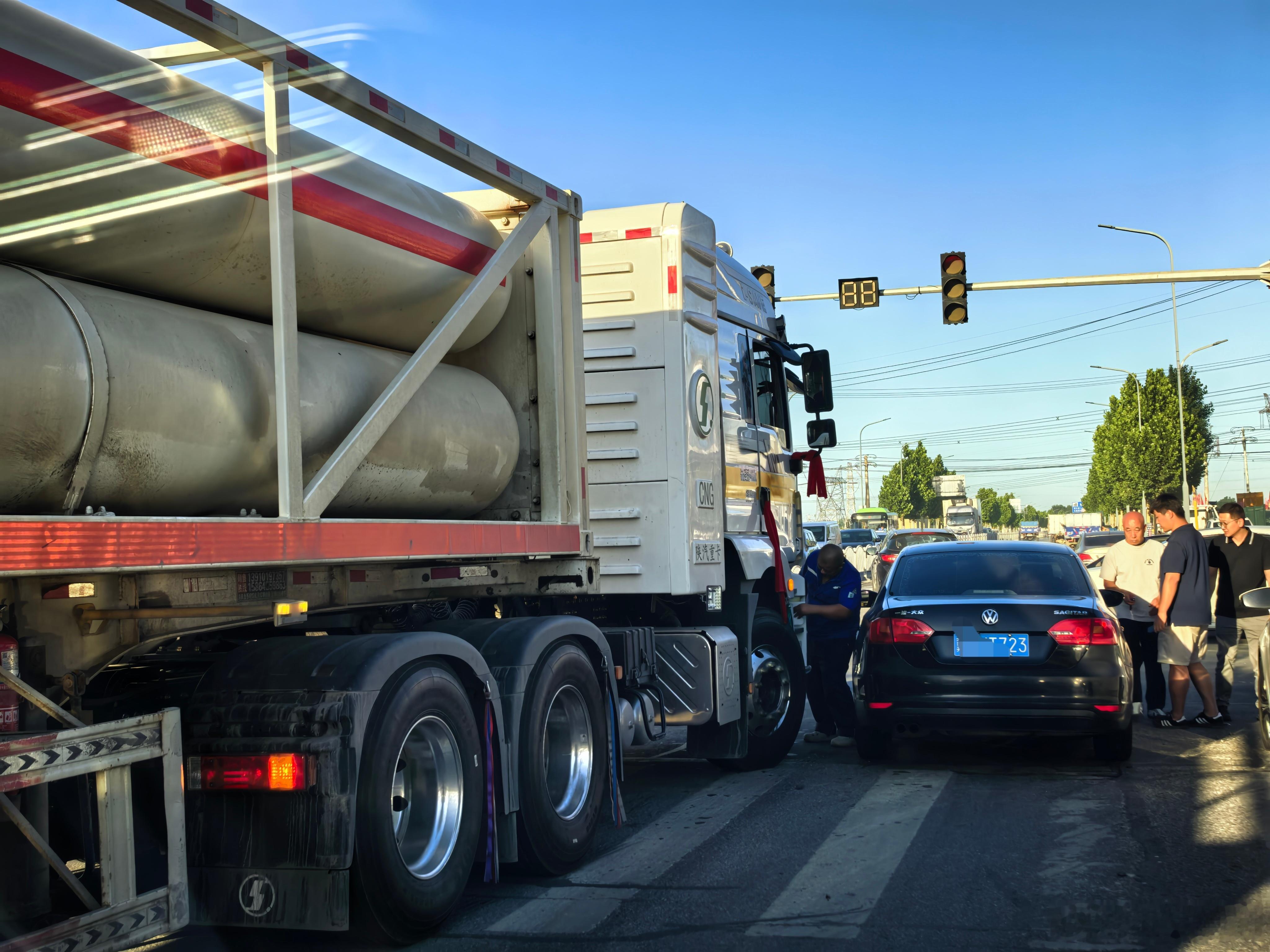 。。。天然气车因为十字路口道路对的不齐，需要向右略微转向才能直行，黑车刚好在它盲