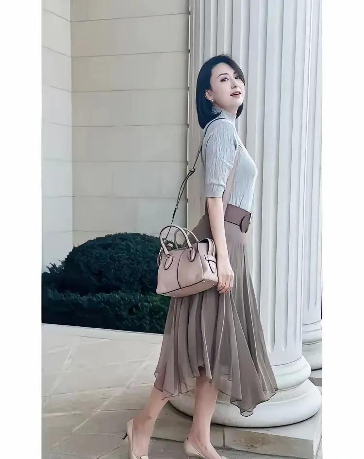 据说这位曾是中央电视台主持人，以后离开央视了。您知道她是谁吗？