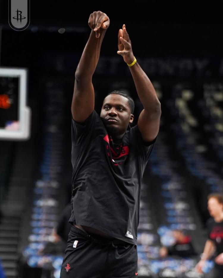 火箭队前一场让湖人队在内线轻松砍下了62分，而火箭队的卡佩拉满打满算出场时间不到