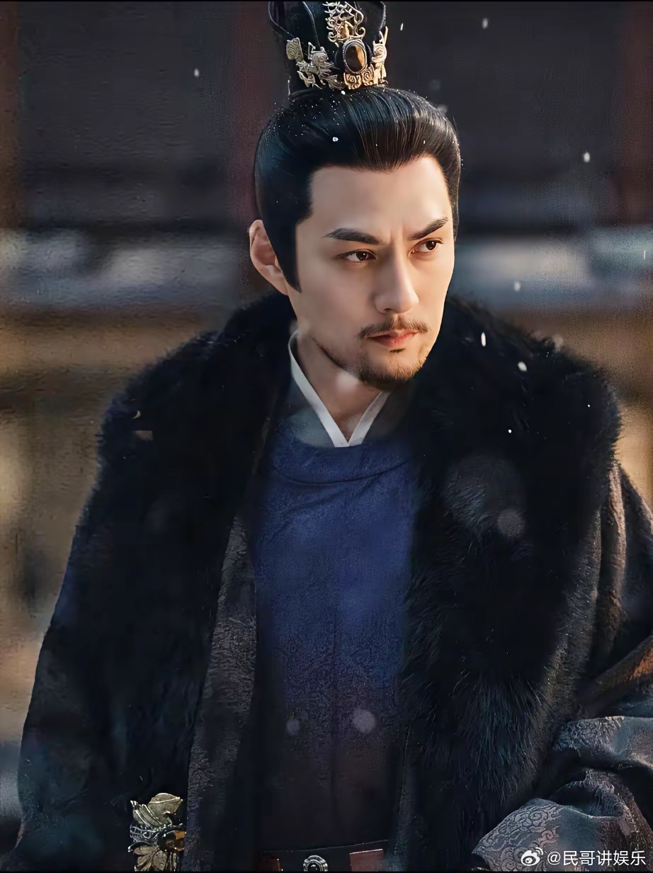 严屹宽这人我是真搞不懂了他今年都47岁了，不算小了，但是他居然来给张凌赫当配角了