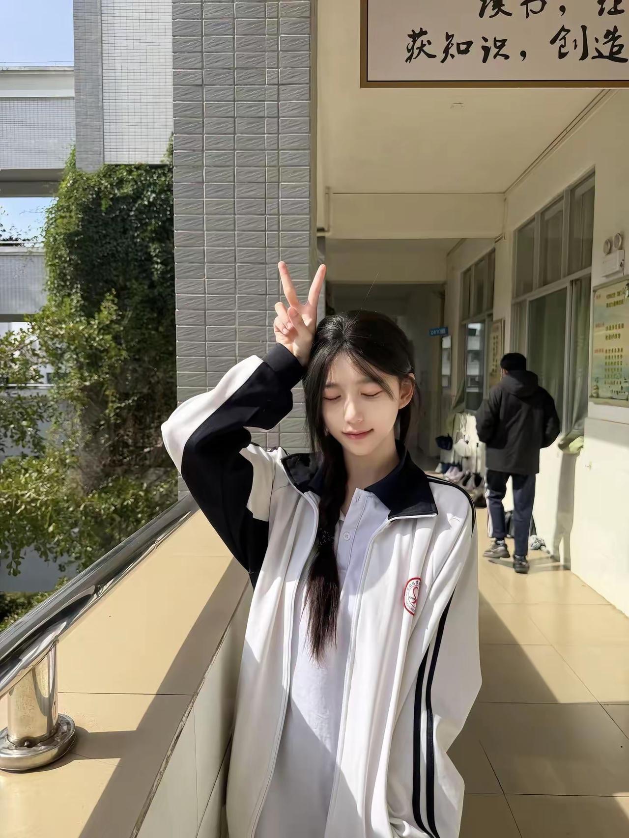 青春洋溢的校园时光，V字手势打卡📸 手比v字手势 V字微笑 手部比心 甜系手势
