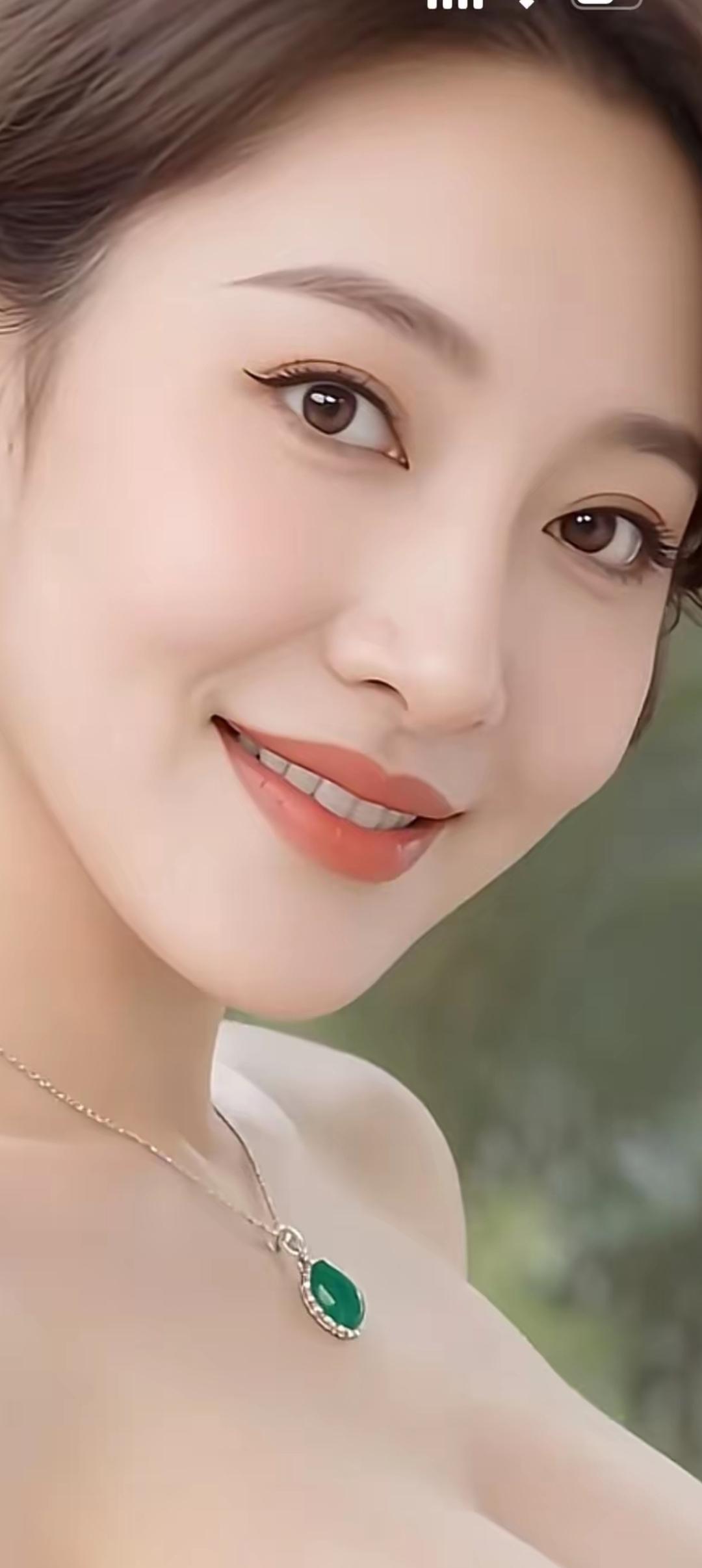 微笑的魅力，绿宝石的闪耀，自然妆容的完美结合。