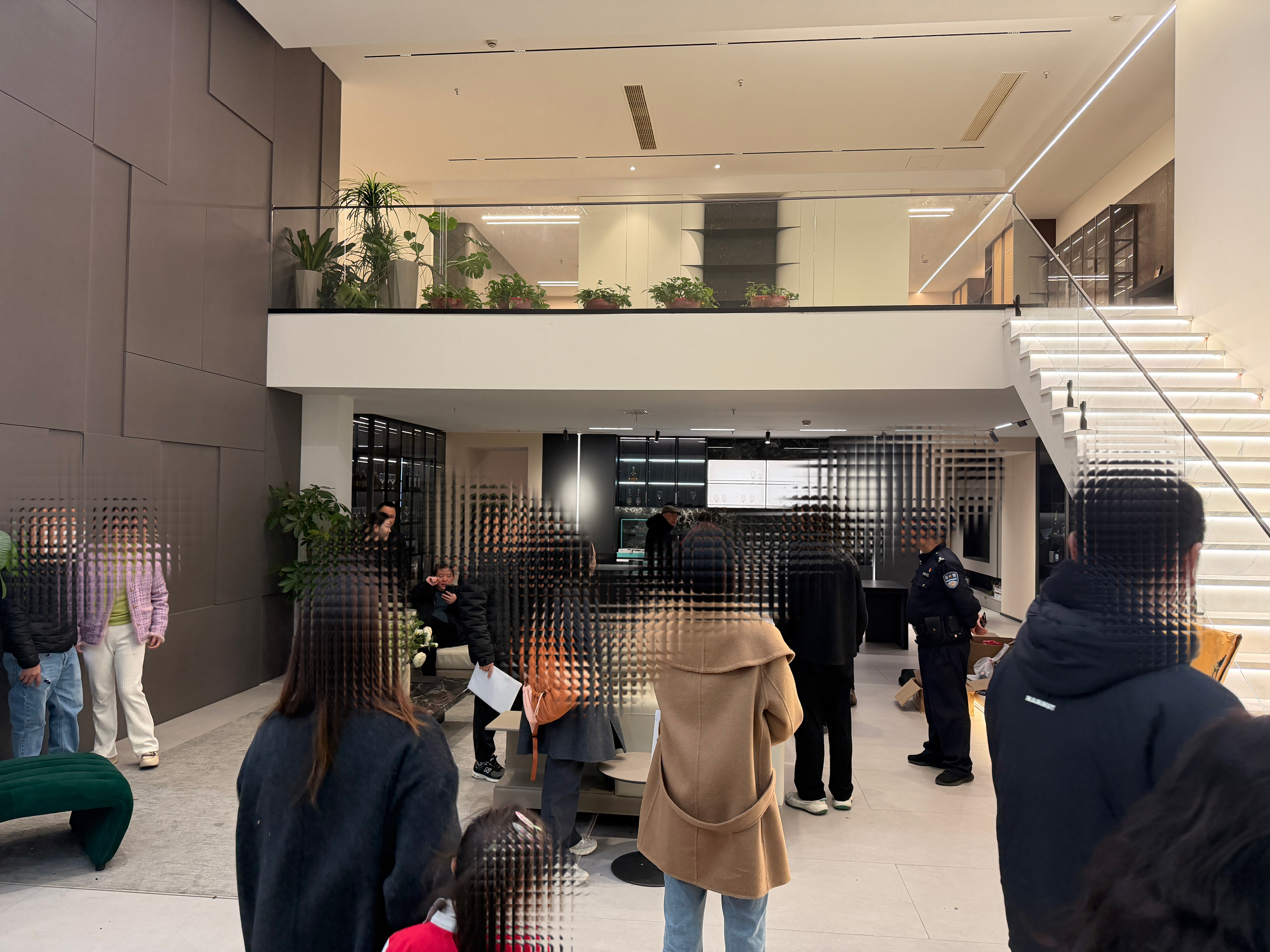 今天去装修公司现场来了几十户业主，都是和我状况一样，有这两个月交钱的，也有10月