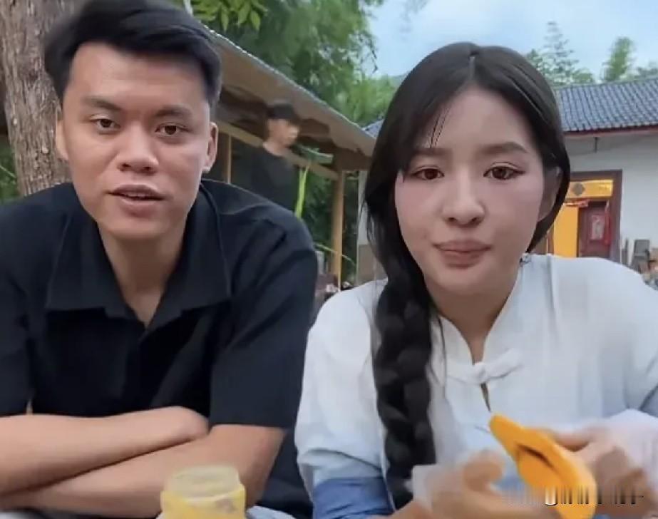 阿梓官宣怀孕了，男方曝光，虽然躲在背后，但网友发现面相不好，看着阴暗。怕阿梓恋爱