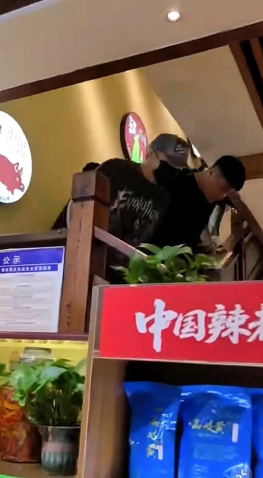 聚光灯下的星光，终究要落回人间烟火。
谢霆锋南昌演唱会全程全开麦无嘉宾，抱着电吉