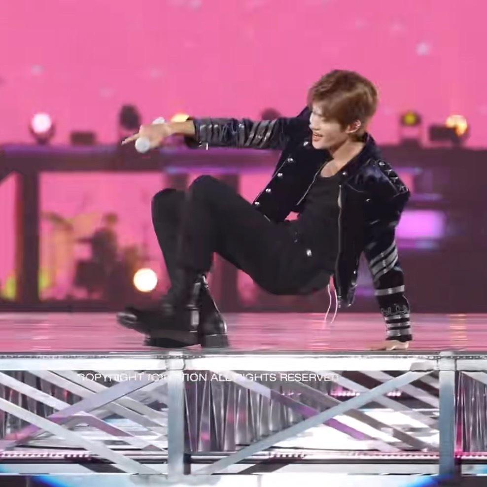 男神的身体折叠度好美妙