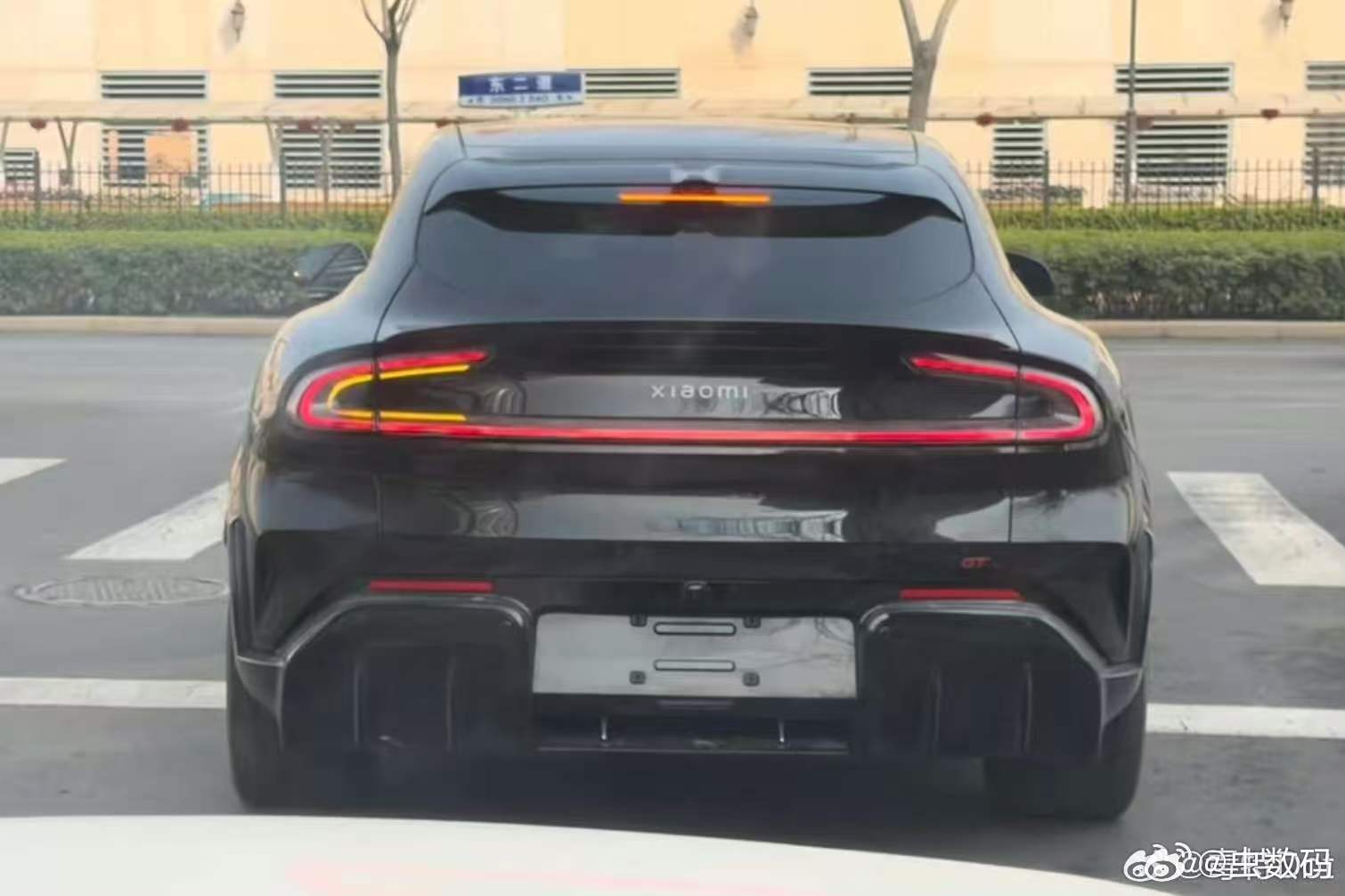 小米YU7 GT这个尾部，明显比YU7要霸气得多，力量感十足。 