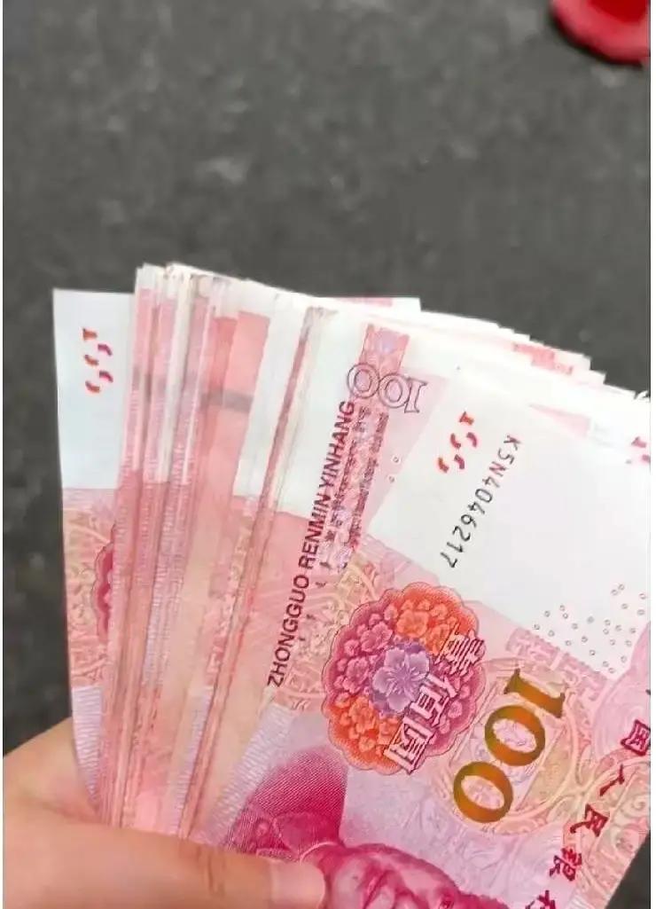 母亲年底给儿子打8万秒收，给女儿1万被退。

儿子在做金融，女儿在做设计。

8