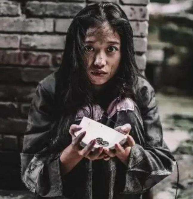 1977 年，北京知青谢炳义买了两碗面递给一女乞丐。谁知，女子竟然贴身跟着他，他