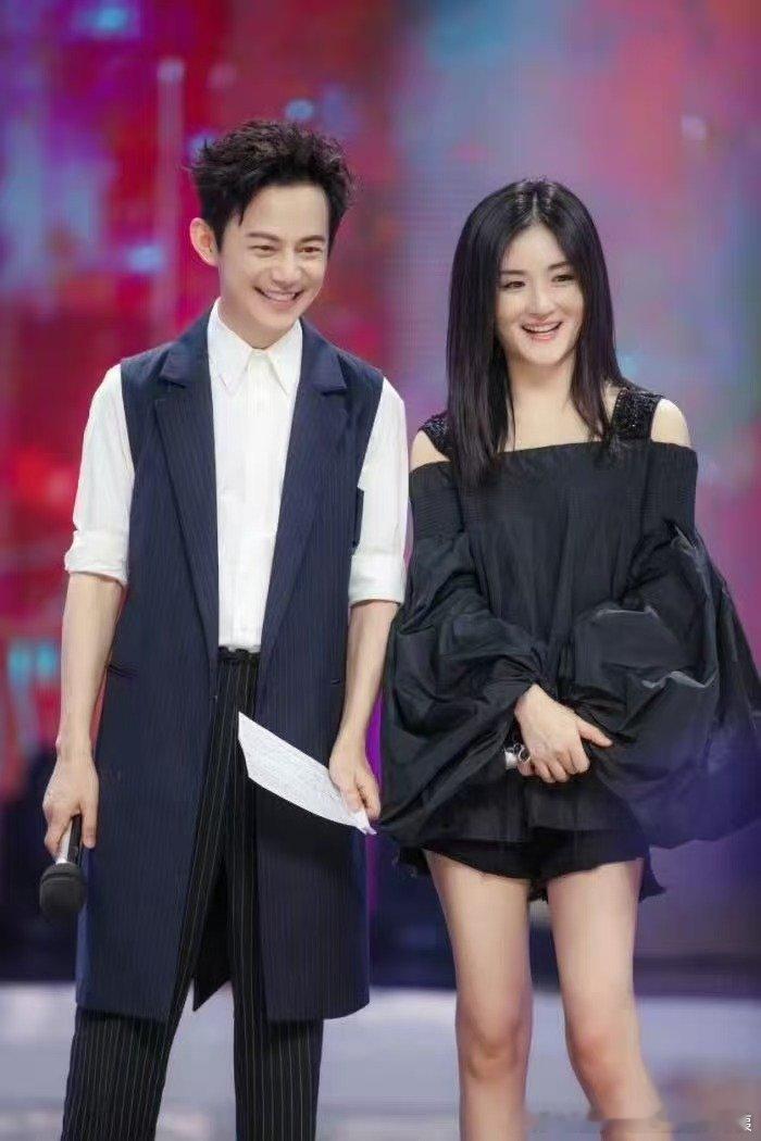 何炅谢娜顶峰相见栀子花和菠萝蜜从来不是对战，是何炅谢娜的顶峰相见！炅娜顶峰相见歌